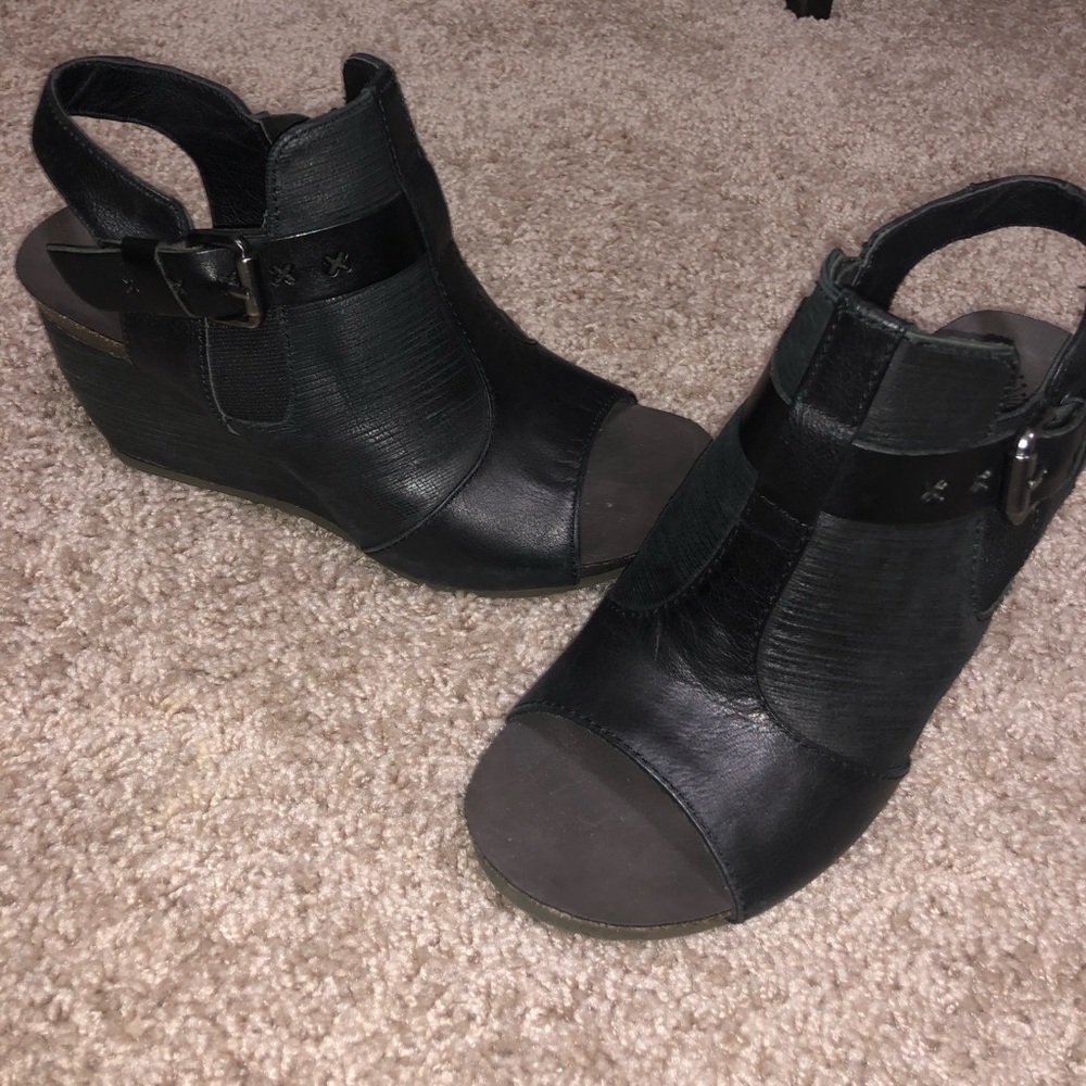 OTBT Sandals like new condition